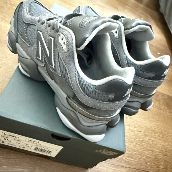 New Balance 9060 Running Shoes Sneakers Womens Size (7.5) - Mens (5.5) - Picture 4 of 8